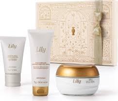 ESTOJO LILY ACETINADO NATAL 2024 (3) ITENS. CREME ACETINADO HIDRATANTE CORPORAL 250G - GELEIA ILUMINADORA 75G - CREME HIDRATANTE PARA MÃOS ACETINADO 50G 584451 O BOTICARIO